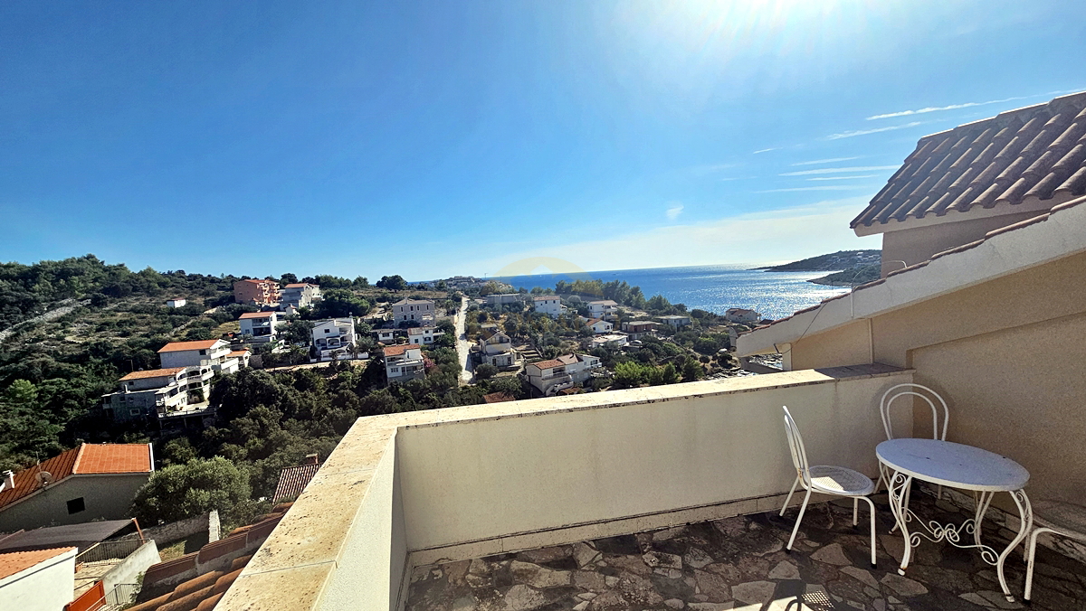 Bellissima casa dalmata a Sevid in ottima posizione con piscina e vista